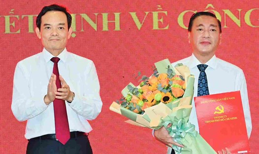 Bí thư Thành ủy TPHCM Trần Lưu Quang trao quyết định cho ông Phạm Thành Kiên (bìa phải). Ảnh: Việt Dũng