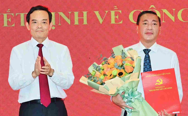 Ho Chi Minh City Party Secretary Tran Luu Quang presented the decision to Mr. Pham Thanh Kien (right cover). Photo: Viet Dung