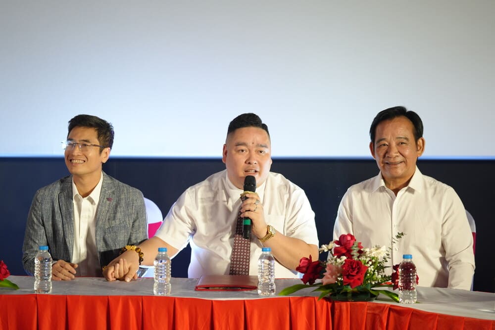 Ong Quoc Hung (giua) - dai dien nha san xuat co nhung chia se nhieu dieu thu vi xoay quay bo phim. Anh: Nhan vat cung cap