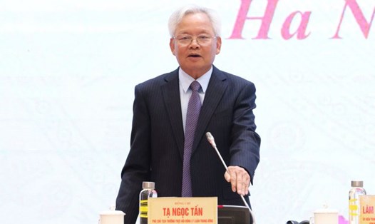 GS.TS Tạ Ngọc Tấn - Phó Chủ tịch Thường trực Hội đồng Lý luận Trung ương, Tổ phó Thường trực Tiểu ban Văn kiện Đại hội XIV của Đảng. Ảnh: Trần Vương