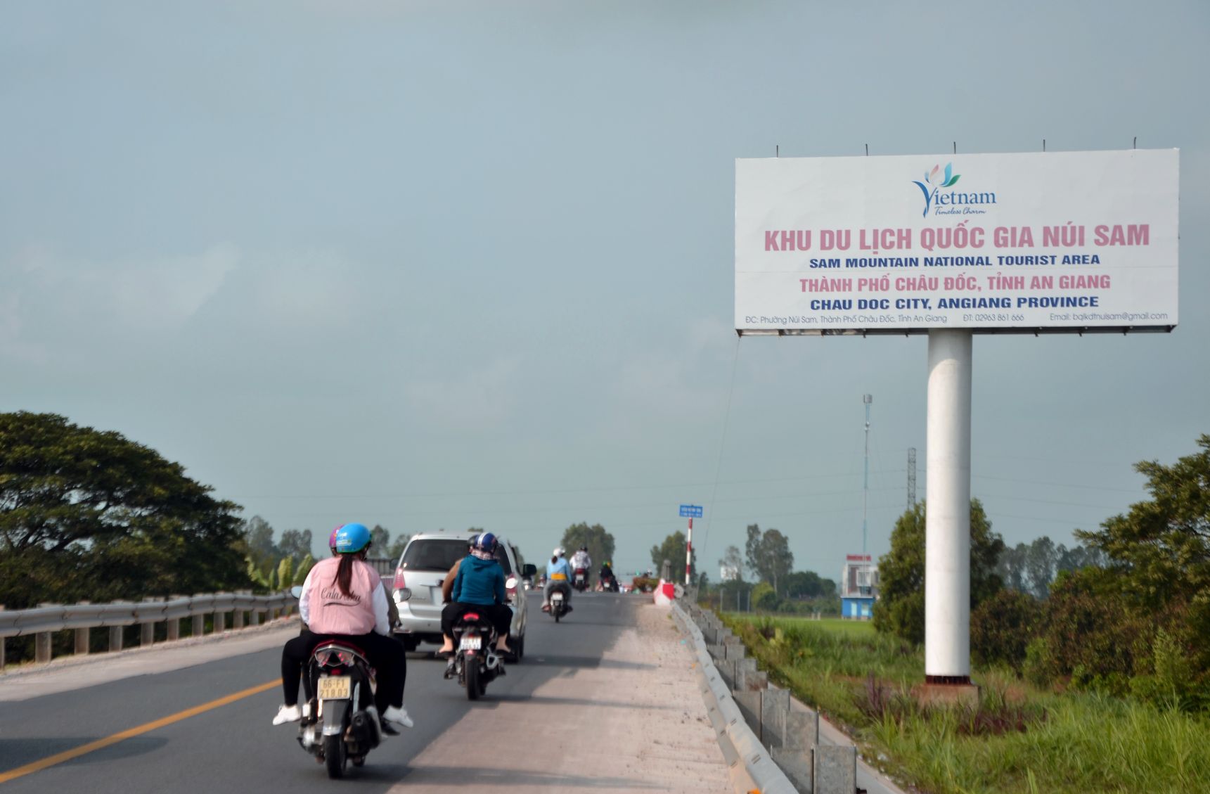 Duong vao  Khu du lich quoc gia Nui Sam. Anh: Thanh Mai