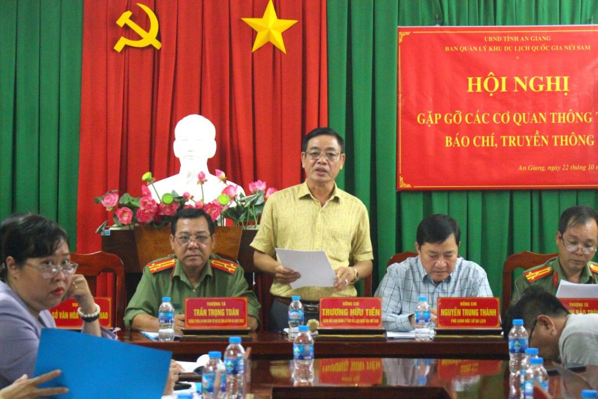 Ong Truong Huu Tien - Giam doc Ban quan ly Khu du lich quoc gia Nui Sam phat bieu tai buoi hop bao. Anh: Thanh Mai. 