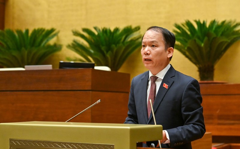 El Presidente del Comite de Derecho y Justicia Hoang Thanh Tung inspecciona el proyecto de Ley de Funcionarios Modificada. Foto: Pham Dong