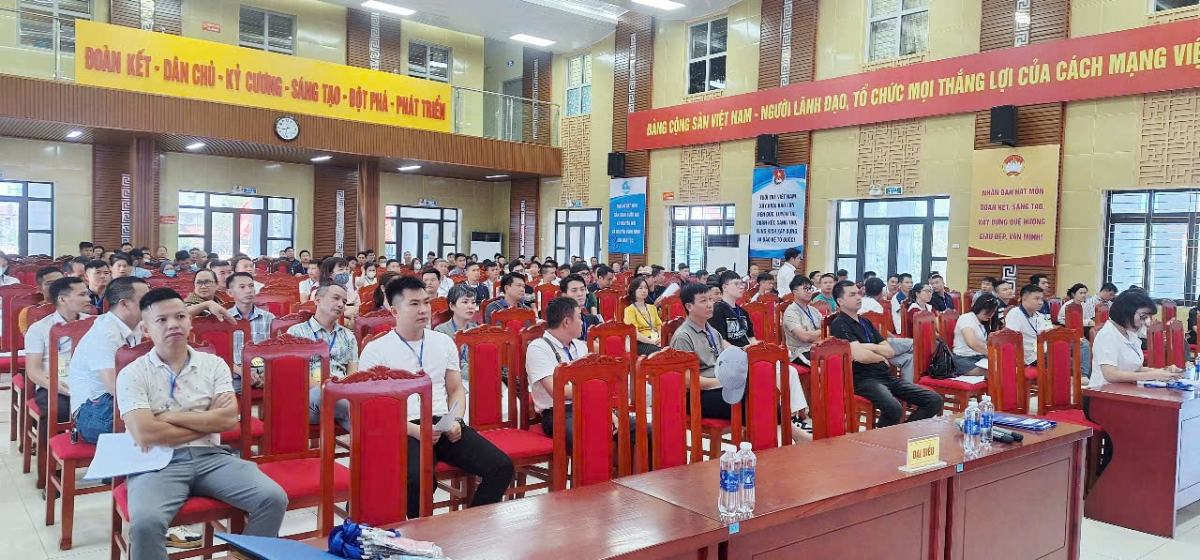 Phien dau gia 15 thua dat dau gia khu Cong noi Tam Hiep. Anh: Hoang Thoan
