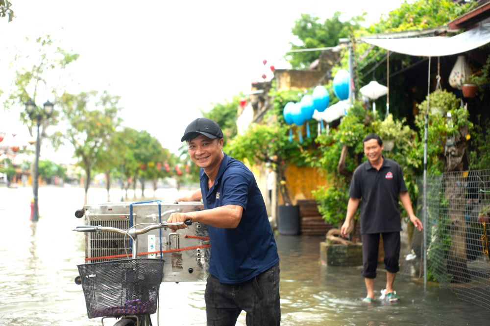 Nhieu ho kinh doanh di doi, ke cao do dac de tranh thiet hai khi nuoc dang cao. Anh: Ngoc Hieu