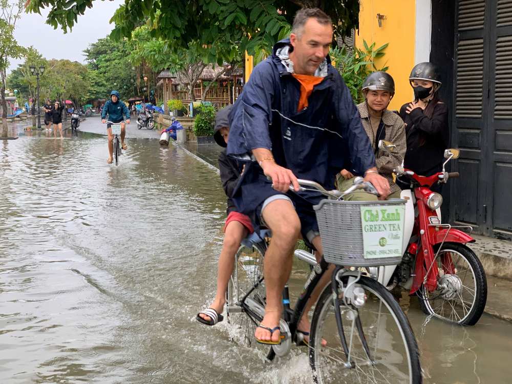 Du khach nuoc ngoai to ra thich thu khi dap xe qua nhung vung ngap nuoc. Anh: Thanh Huyen