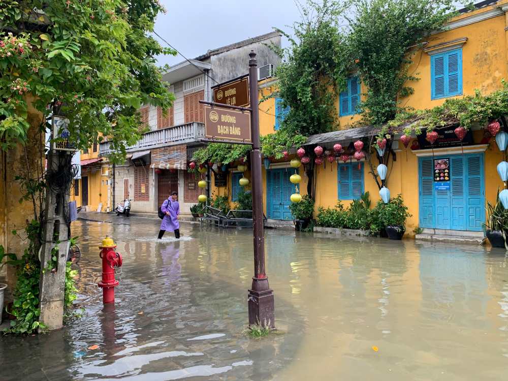 Mot so tuyen duong ven song tai phuong Hoi An, Da Nang ngap nuoc. Anh: Huyen Hieu