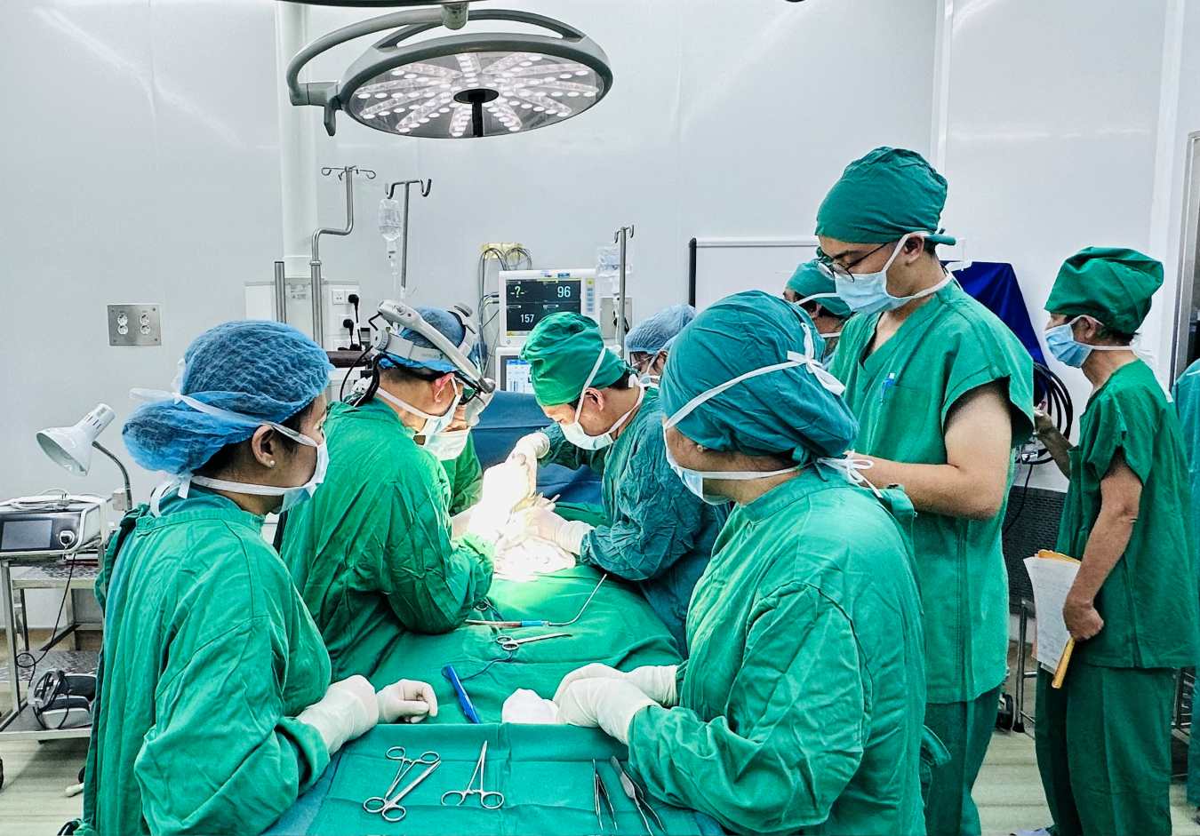 The medical team performed surgery on a newborn patient with congenital esophageal reflux disease. Photo: Khanh Hoa General Hospital.