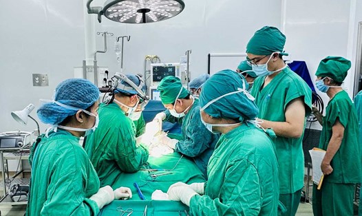 Ê-kíp y bác sĩ thực hiện ca phẫu thuật cho bệnh nhi sơ sinh bị teo thực quản bẩm sinh. Ảnh: Bệnh viện Đa khoa Khánh Hòa.
