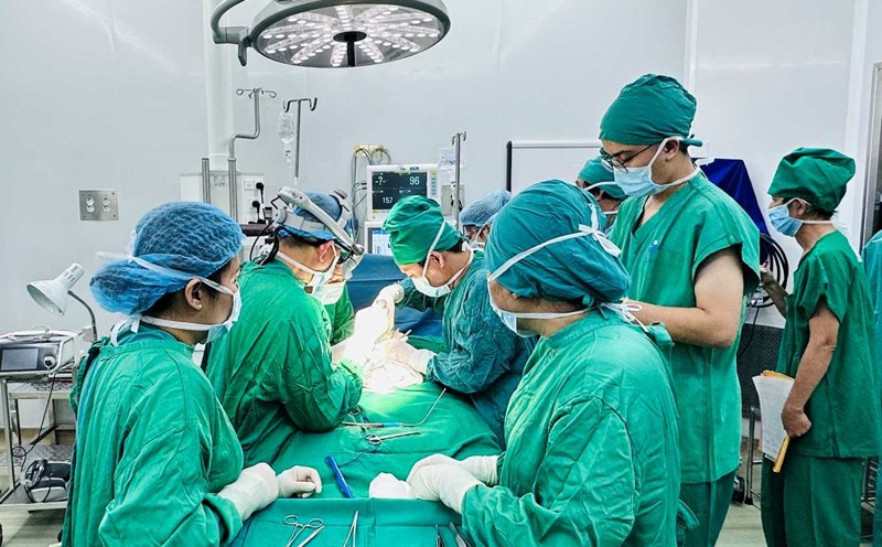 The medical team performed surgery on a newborn patient with congenital esophageal reflux disease. Photo: Khanh Hoa General Hospital.