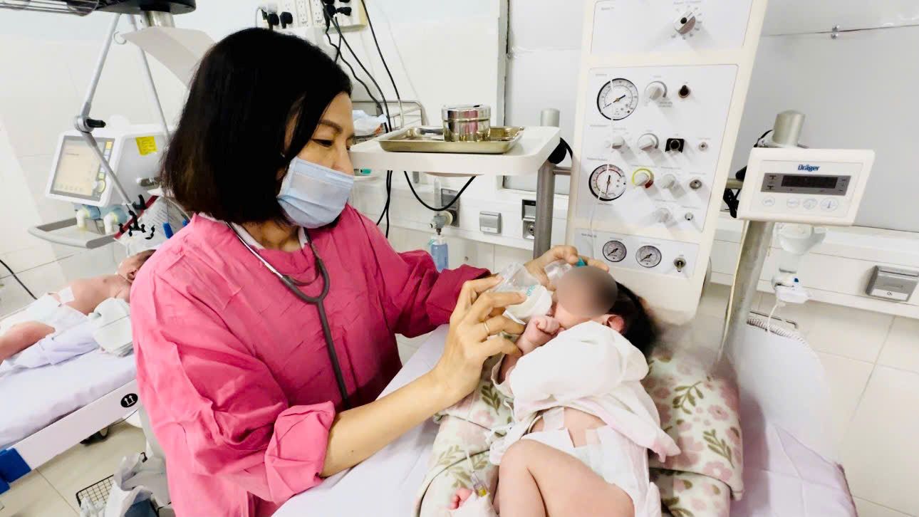 Chau be 4 ngay tuoi bi teo thuc quan bam sinh o Khanh Hoa da bu duoc binh thuong sau ca phau thuat. Anh: Benh vien Da khoa Khanh Hoa