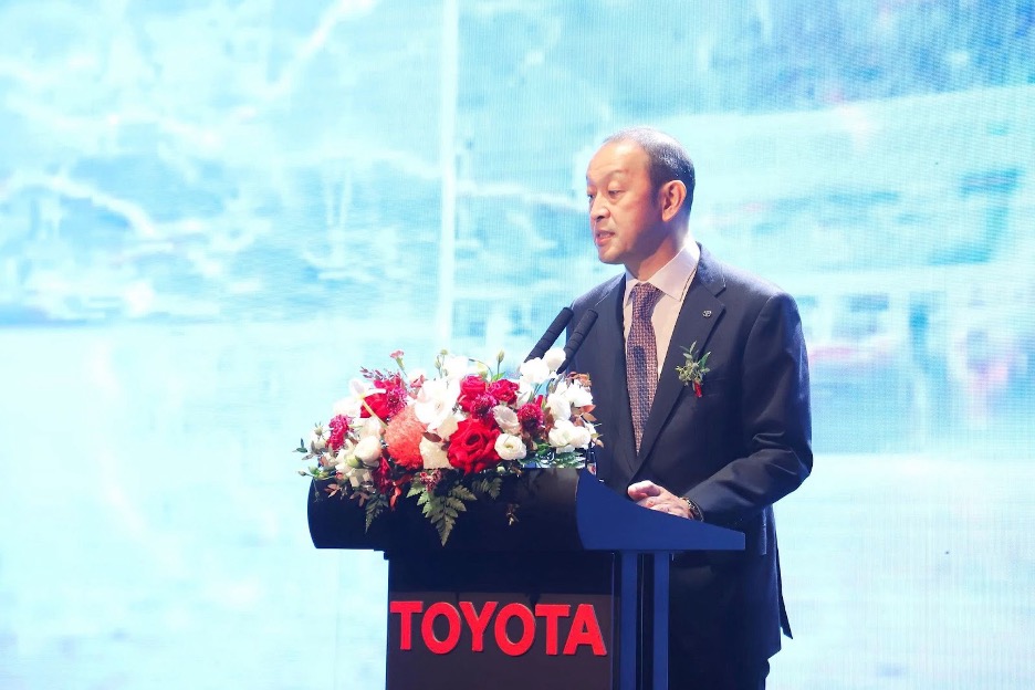 M. Nakano Keita - Directeur general de Toyota Vietnam partage l'orientation du developpement des vehicules electriques hybrides lors de la ceremonie de celebration du 30e anniversaire. Photo Toyota Vietnam