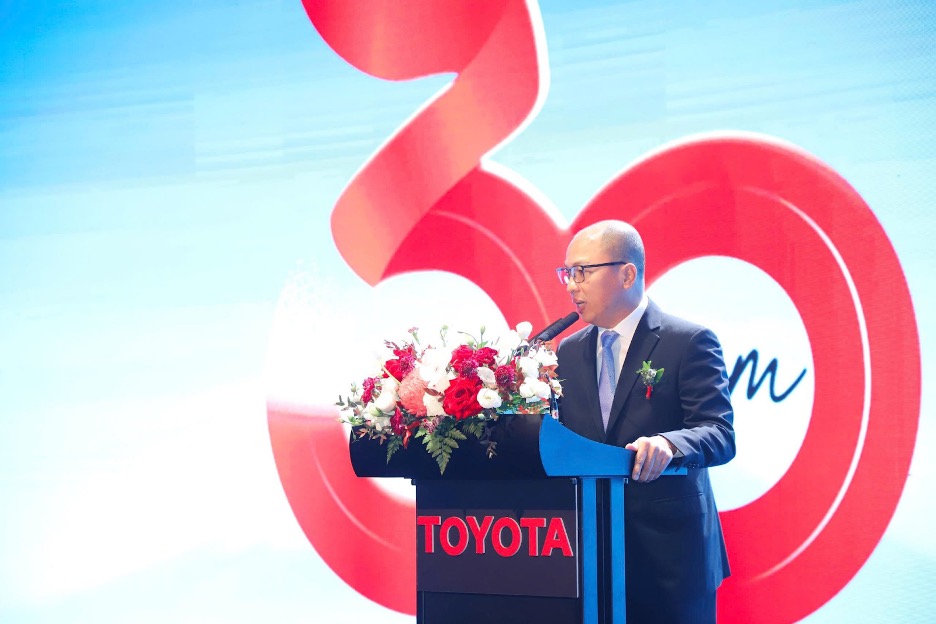 Ong Tien Quoc Hao - Chu tich Cong ty Toyota chau A cho biet Toyota cam ket se ap dung cac cong nghe tiep can da chieu de ho tro nhu cau di chuyen cua moi nguoi, dam bao khong ai bi bo lai phia sau. Anh Toyota Viet Nam