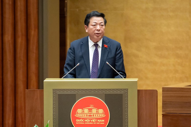 Minister of Construction Tran Hong Minh presented a summary of the draft Law on Civil Aviation of Vietnam (amended). Photo: Quochoi.vn.