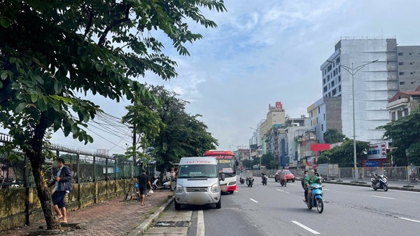 Nhiều phương tiện sau khi xuất bến dừng đỗ ngoài đường để đón trả khách. Ảnh: Phi Long