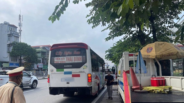 Khi bị CSGT kiểm tra phần lớn các lái xe đều bao biện do vắng khách. Ảnh: Phi Long