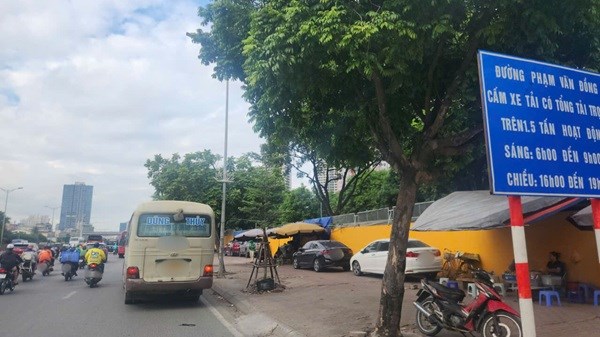 Bến xe vắng khách, lòng đường trước bến thành nơi đón, trả trái phép