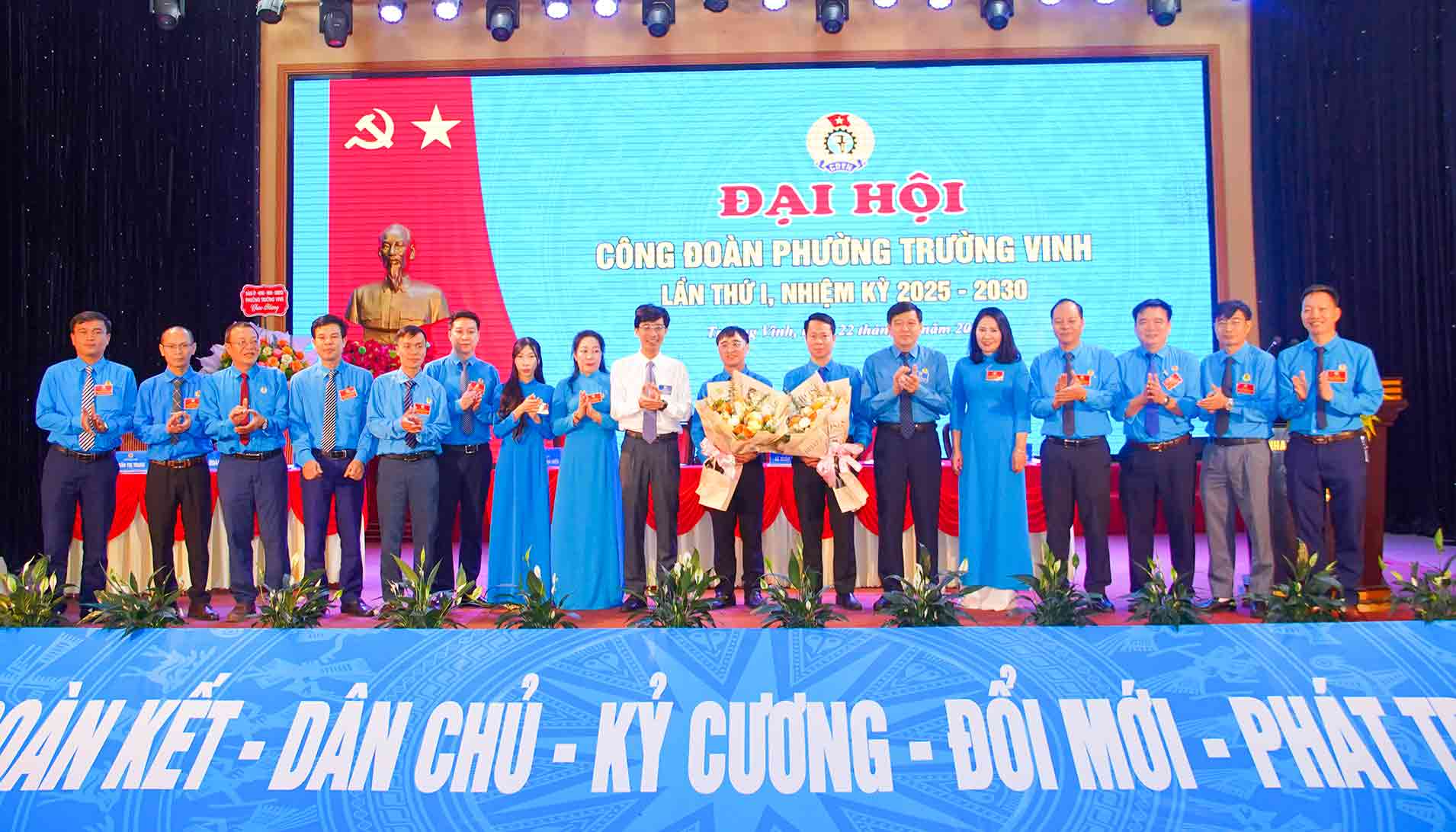 Lanh dao Lien doan Lao dong tinh va Dang uy phuong Truong Vinh tang hoa chuc mung Ban chap hanh Cong doan phuong. Anh: Duy Chuong