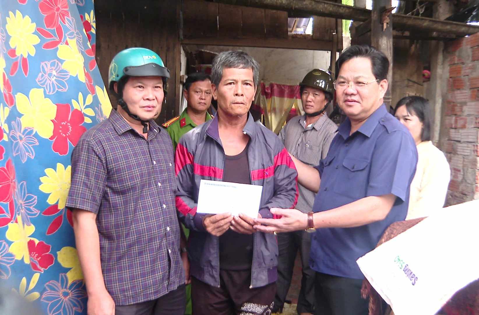 Bi thu phuong Hiep Thanh, Ca Mau Tran Minh Hai (bia phai) cung Chu tich UBND phuong Hiep Thanh Lam Danh Nhan (bia trai) ho tro cho nguoi dan bi loc xoay. Anh: Nhat Ho