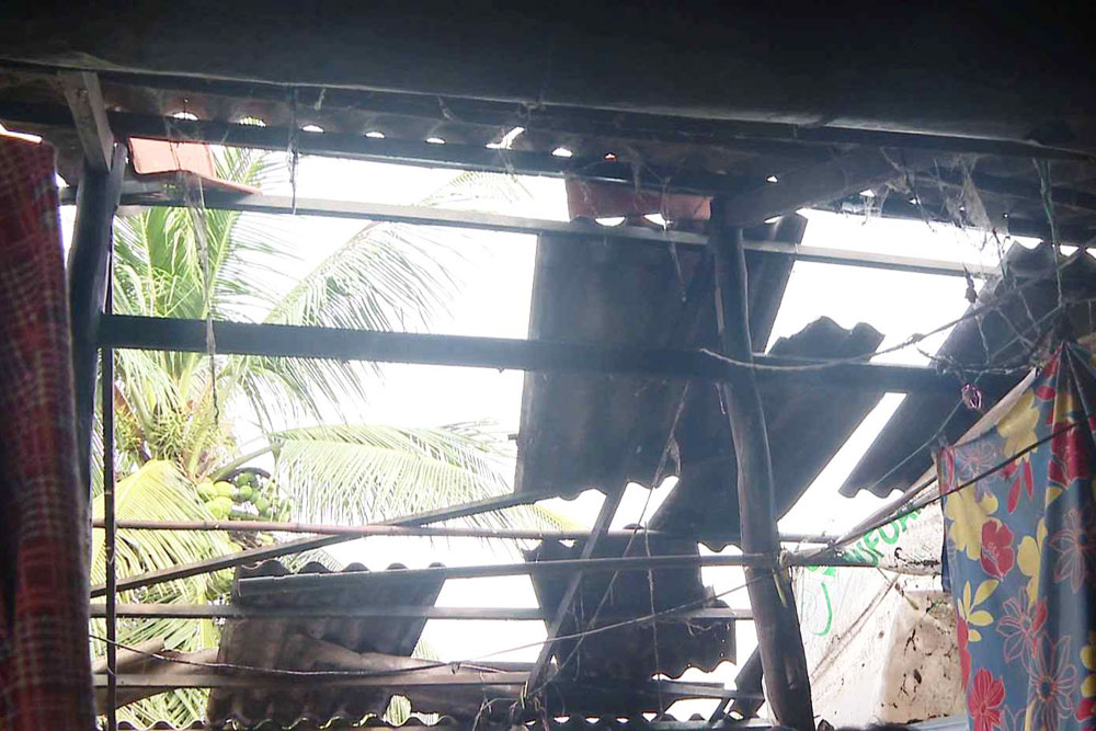 Paso un tornado muchas casas en Ca Mau se derrumbaron y se derrumbaron. Foto: Nhat Ho