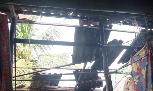 Cơn lốc xoáy đi qua, nhiều nhà ở Cà Mau sập và tốc mái. Ảnh: Nhật Hồ