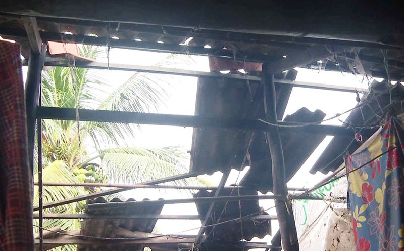The tornado passed, many houses in Ca Mau collapsed and had their roofs blown off. Photo: Nhat Ho