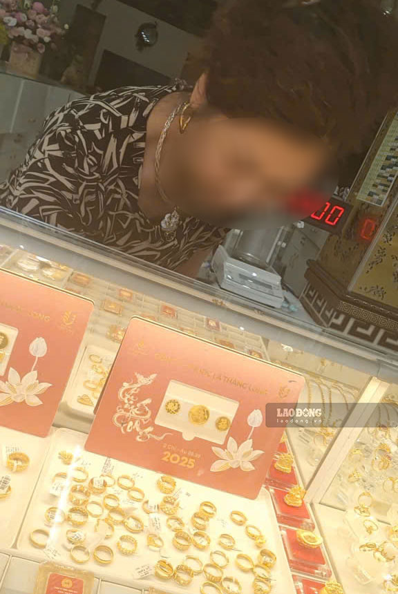 Tiem vang Thu Thu hoat dong cam chung va van cho khach giao dich bang tien mat. Anh: Duy Dung