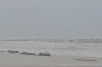 嵐 12 号は強い海の波を引き起こし、フエの本土に砂と水を押し流しました。写真: グエン・ルアン