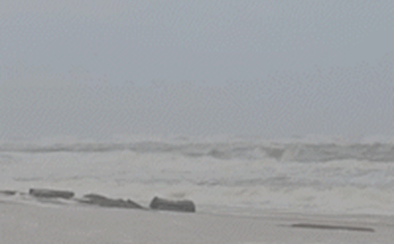 Storm No. 12 caused strong waves, sweeping sand and water over land in Hue. Photo: Nguyen Luan