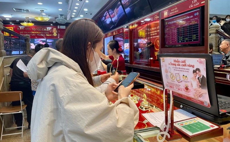 Gold prices dance, some rent gold for wedding days, some withdraw savings to buy. Photo: Thanh Binh