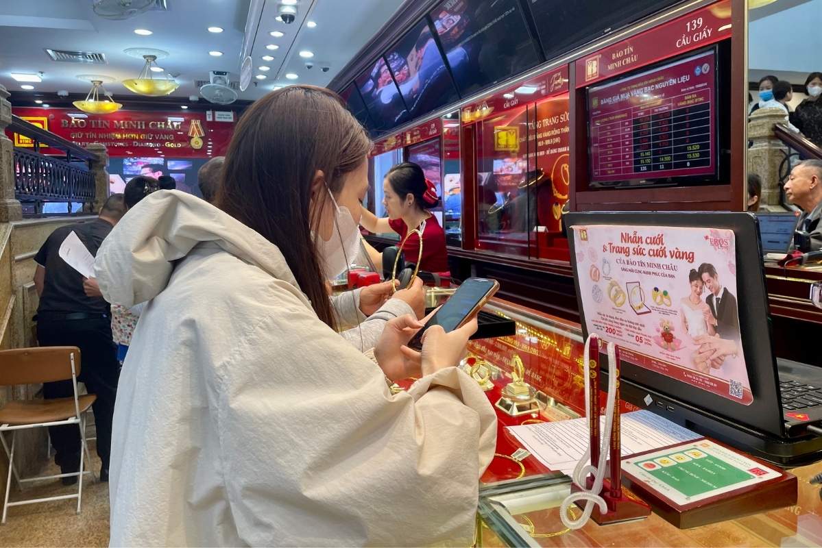 Nguoi dan giao dich trong cua hang tiem vang khi thong bao moi nguoi duoc mua vao toi da 1 luong vang, sau 20 ngay nhan vang. Anh: Ha Linh