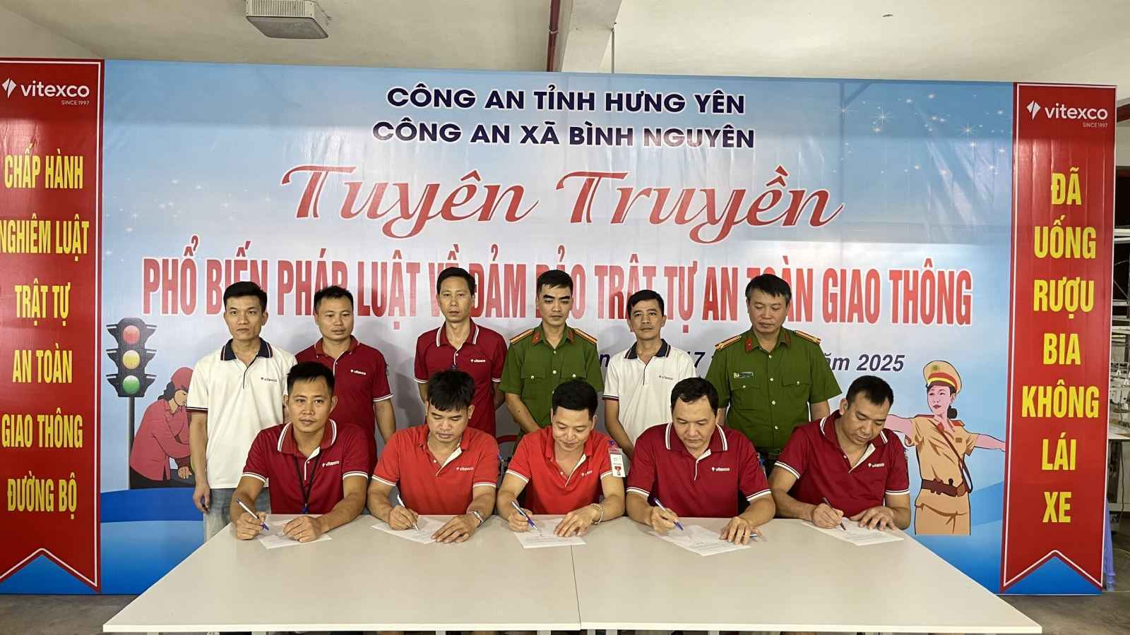 Dai dien Can bo, cong nhan cua cong ty ky cam ket chap hanh nghiem Luat Trat tu, an toan giao thong duong bo nam 2025. Anh: Cong an tinh Hung Yen
