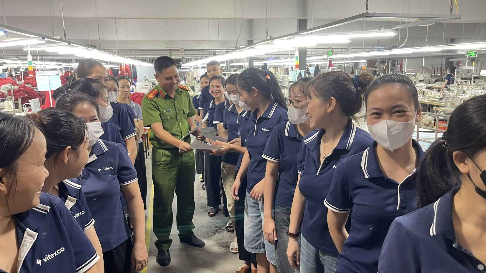 Binh Nguyen Commune Police exchanged and distributed leaflets. Photo: Hung Yen Provincial Police