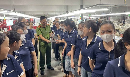 Công an xã Bình Nguyên giao lưu và phát tờ rơi. Ảnh: Công an tỉnh Hưng Yên