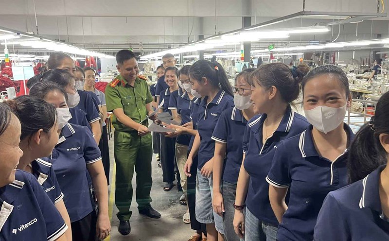 Binh Nguyen Commune Police exchanged and distributed leaflets. Photo: Hung Yen Provincial Police