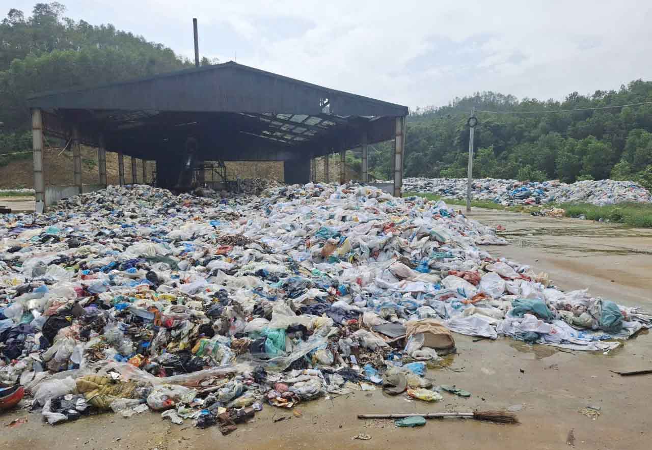 Công tác khắc phục để khu xử lý rác này đi vào hoạt động trở lại đang được triển khai. Ảnh: Trần Tuấn.