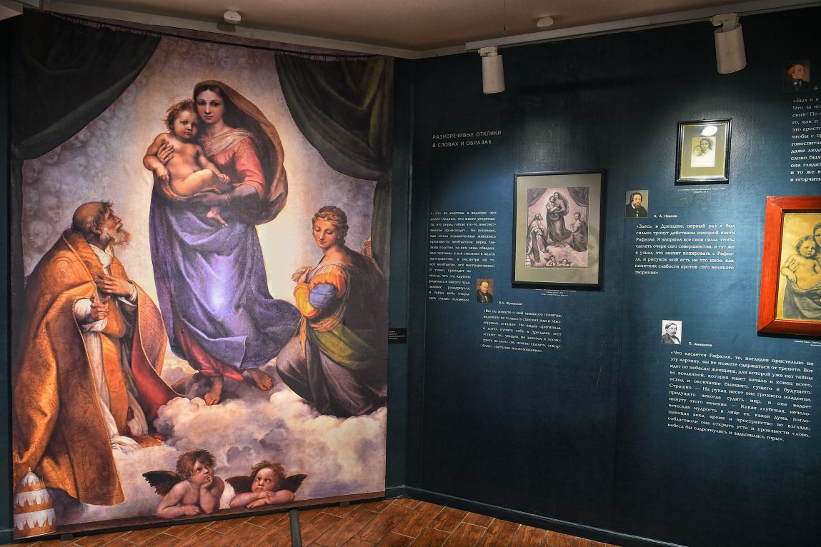 Phong tai hien buc tranh “Sixtine Madonna” (tac pham cua danh hoa Y - Raphael khoang nam 1513 -1514), duoc Dostoyevsky dac biet yeu thich va nhac den nhieu lan trong tac pham cua ong. Phong cung trung bay nhung suy tu ton giao - triet hoc cua nha van ve cai dep va niem tin. Anh: Viet Van