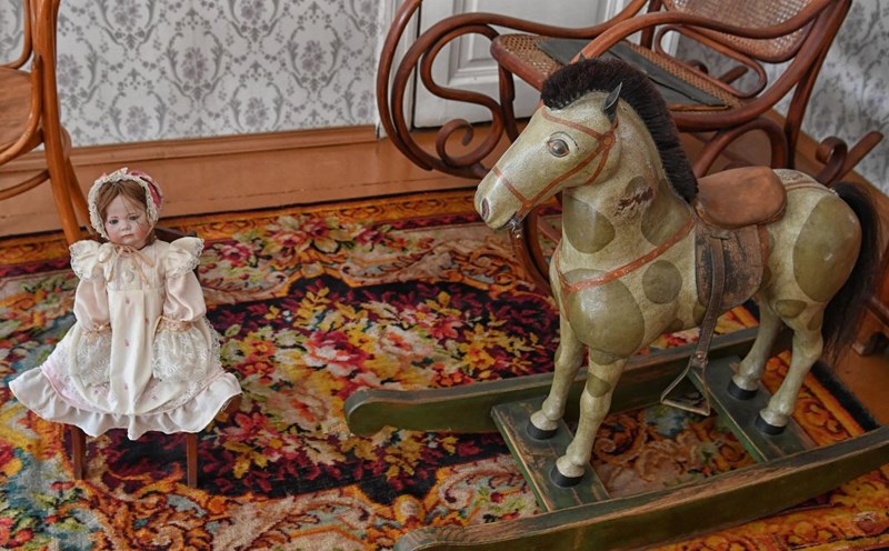The puppets and wooden horses are the playground of Lyubov Fyodorovna Dostoyevskaya, daughter of the famous playboy Fyodor Mikhailovich Dostoyevsky. After many years of suffering, poverty and illness, he found comfort in a simple family life, where the laughter of his daughter and the small children playing like puppets and wooden horses became a symbol of hope and redemption through love. Photo: Viet Van