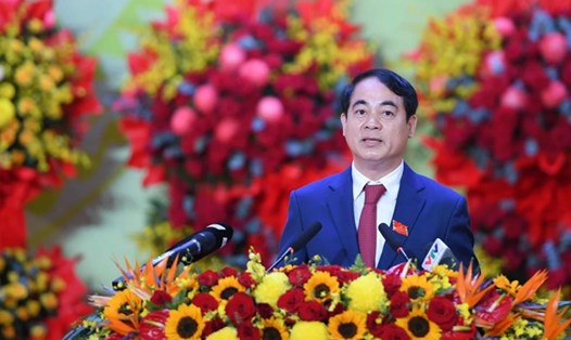 Ông Nghiêm Xuân Thành - Bí thư Tỉnh ủy Khánh Hòa, chúc mừng các đồng chí được Ban Thường vụ Tỉnh ủy tín nhiệm, chỉ định tham gia Ban Chấp hành, Ban Thường vụ, giữ các chức vụ. Ảnh: Hữu Long