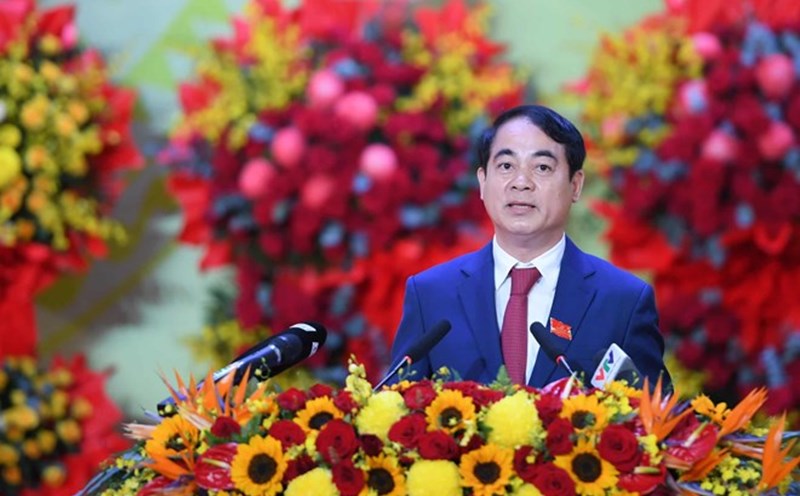 Mr. Nghiem Xuan Thanh - Secretary of Khanh Hoa Provincial Party Committee, congratulated the comrades who were trusted by the Provincial Party Committee Standing Committee, appointed to join the Executive Committee, Standing Committee, and hold positions. Photo: Huu Long