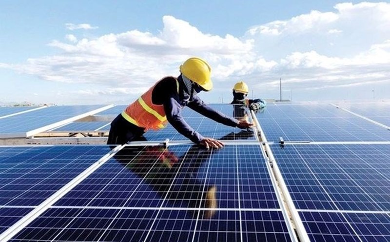 The Ministry of Industry and Trade proposes that people install rooftop solar power without having to notify EVN. Photo: Nguyen Long