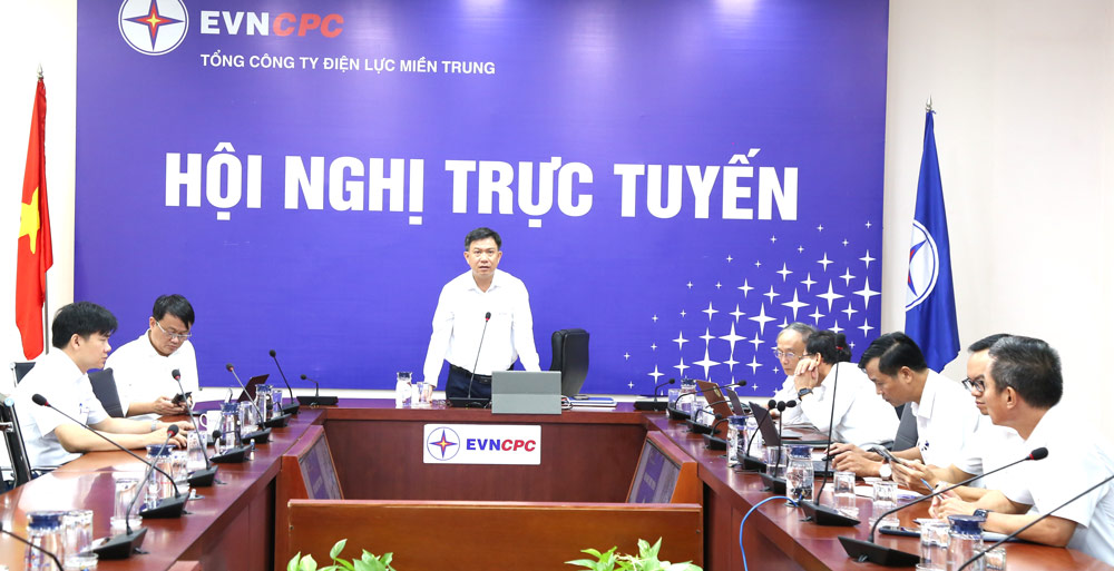 The Central Power Corporation (EVNCPC) requires ensuring continuous and safe power supply to customers, while minimizing damage caused by storms. Photo: Ngoc Thach