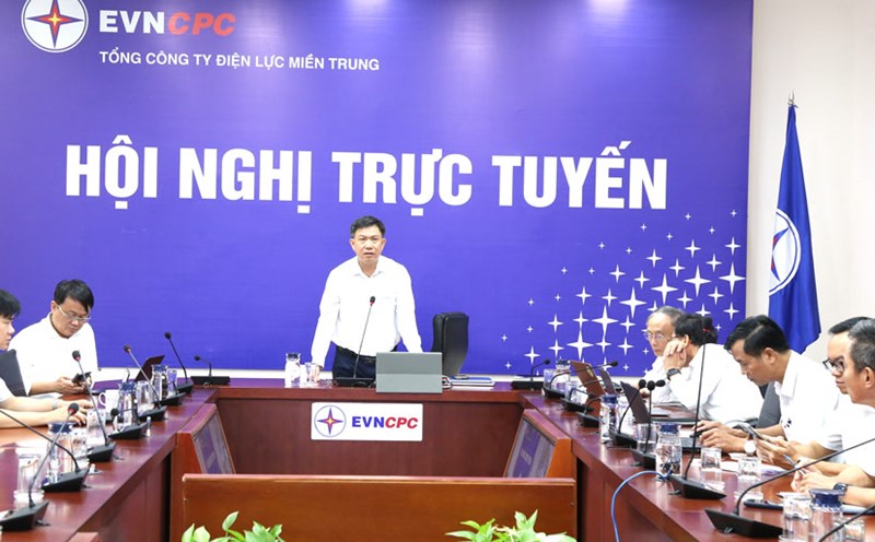 The Central Power Corporation (EVNCPC) requires ensuring continuous and safe power supply to customers, while minimizing damage caused by storms. Photo: Ngoc Thach