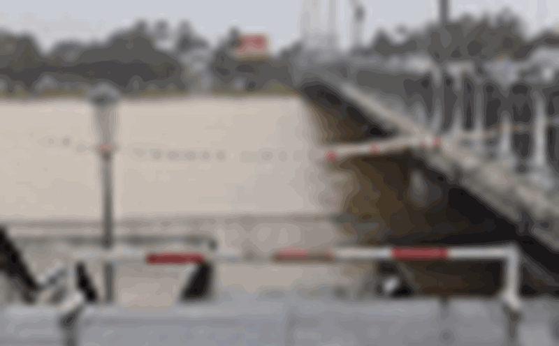 The river water rose, causing the Go Lim bridge in Hue to sink. Photo: Nguyen Luan