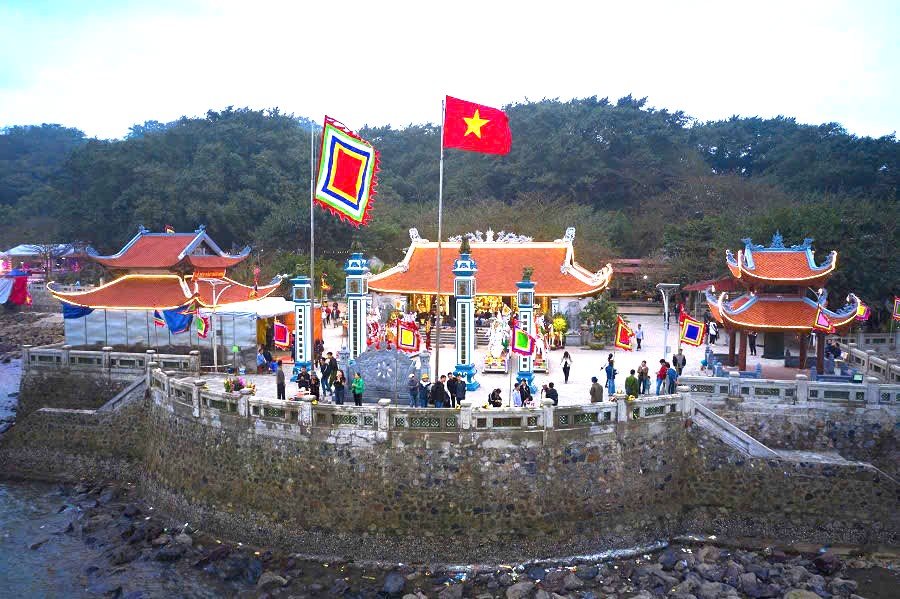 Den tho Nam Hai Than Vuong nam trong quan the danh lam thang canh quoc gia dao Hon Dau, Hai Phong. Ảnh: Doan Liem