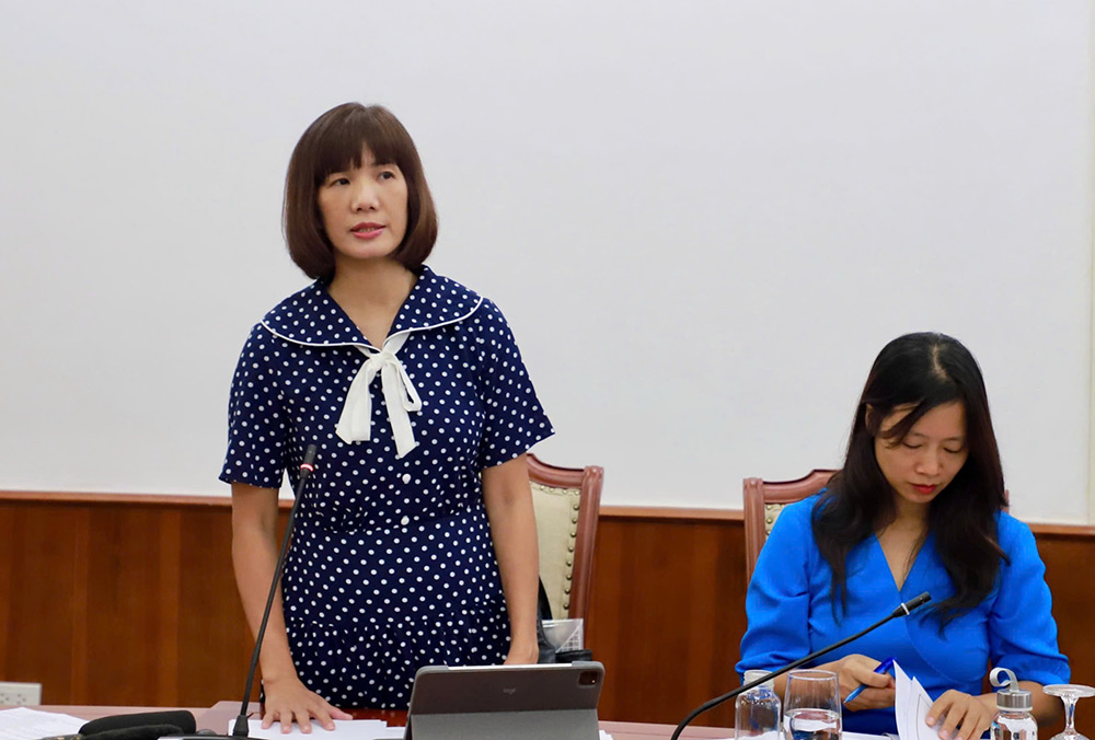 O Diretor Adjunto do Departamento de Rádio, Televisão e Informação Eletrônica, Nguyen Thi Thanh Huyen, informou sobre o projeto do Código de Conduta. Foto: Xuan Truong
