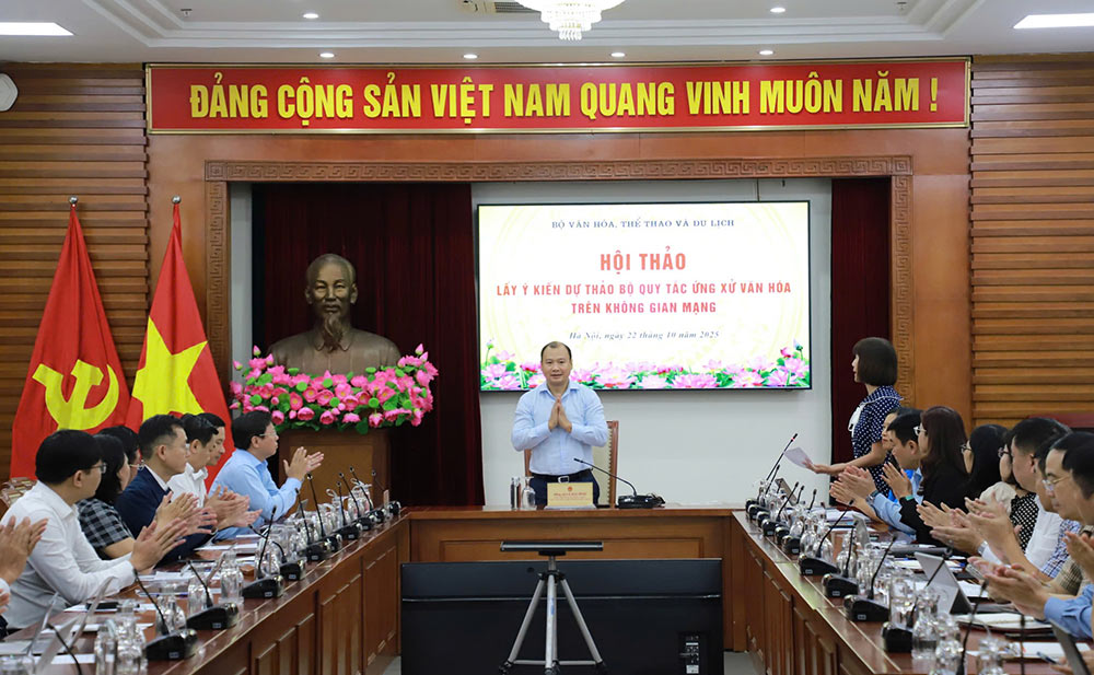Thu truong Thuong truc Bo VHTTDL Le Hai Binh chu tri Hoi thao lay y kien du thao Bo Quy tac ung xu van hoa tren khong gian mang. Anh: Xuan Truong