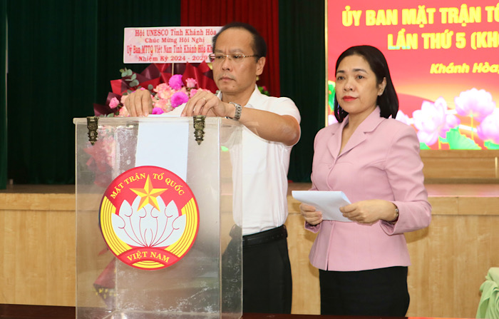 カインホア省のベトナム祖国戦線委員会は、2025年から2030年の任期の人員リストを承認することに投票した。写真: フォン・リン