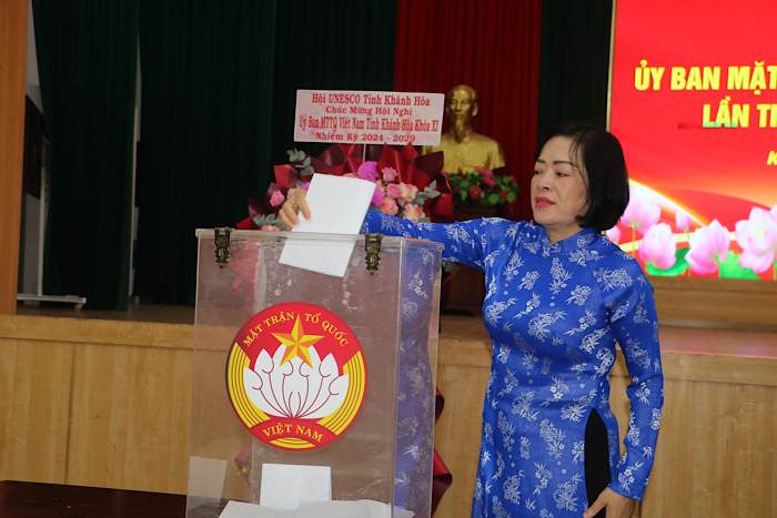 Dai bieu bo phieu bau thong qua danh sach nhan su du kien cua Uy ban MTTQ Viet Nam tinh nhiem ky 2025-2030. Anh: Phuong Linh
