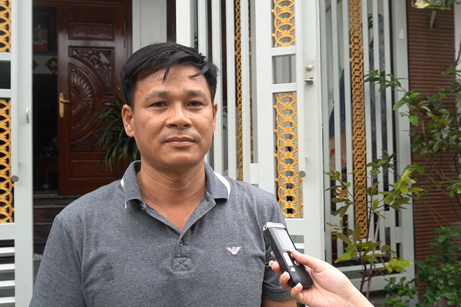 Ong song o vung de ngap ung tai phuong Hoa Khanh da cho xe may di gui tai nha nguoi than de tranh ngap sau. Anh: Tran Thi